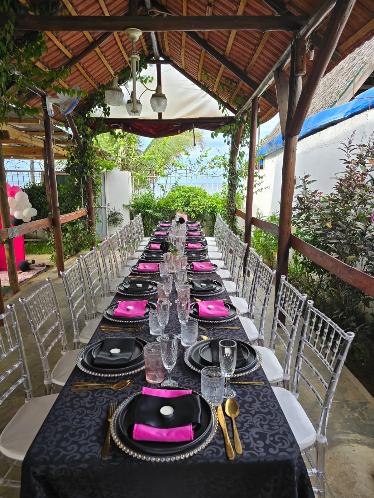 Mesa decorada para evento no restaurante