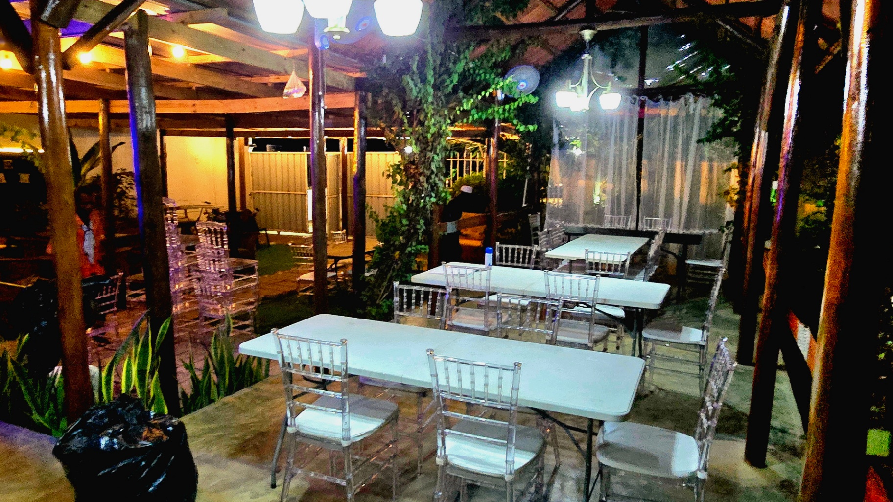Espaço do restaurante iluminado à noite
