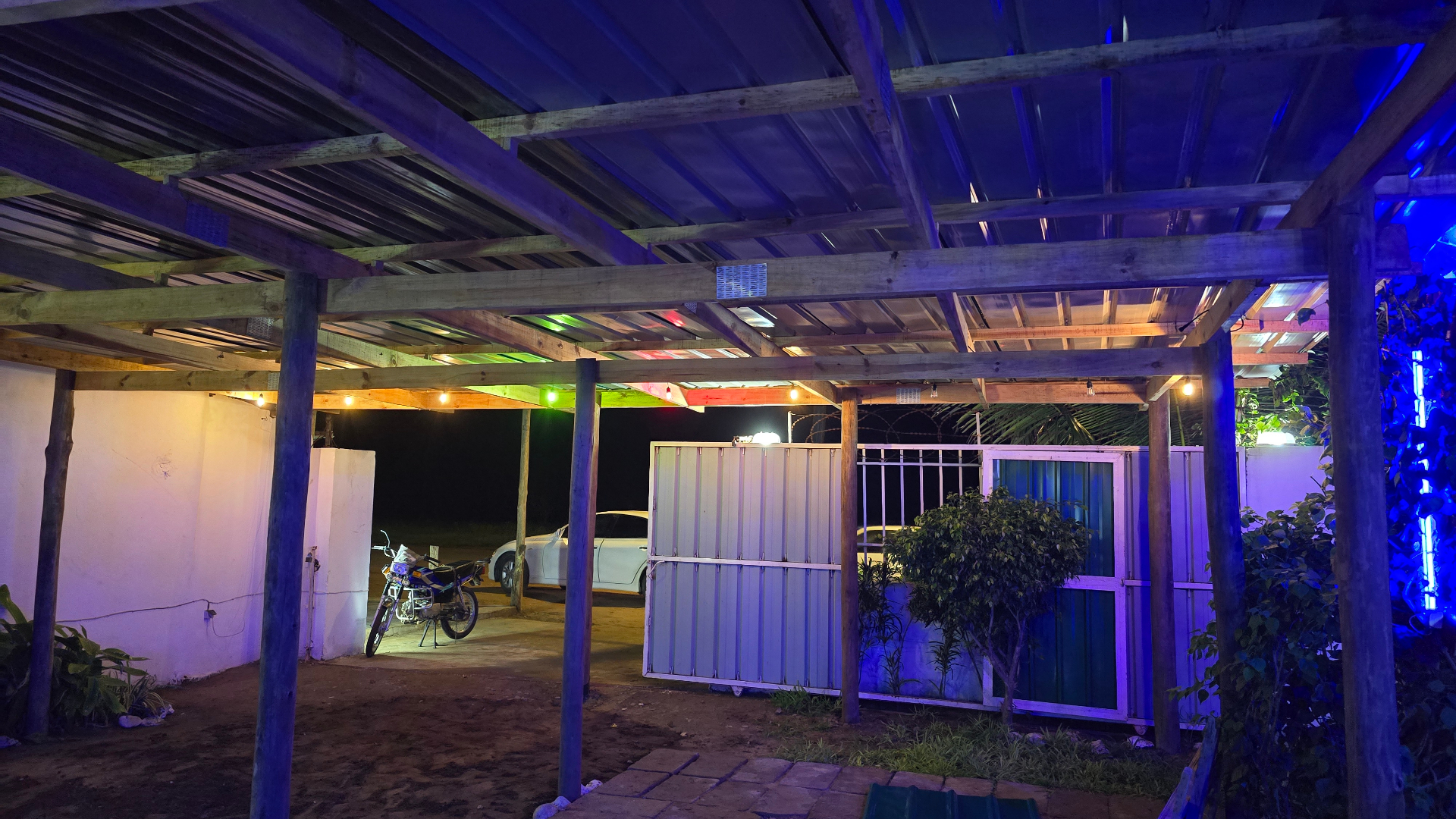Zona coberta do restaurante iluminada à noite