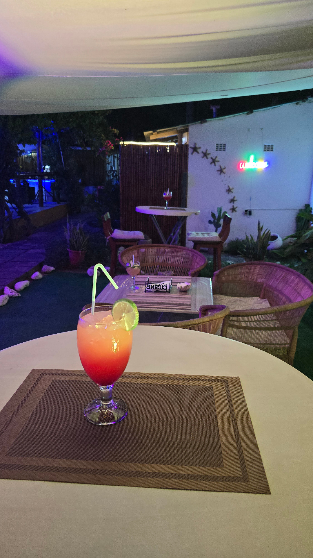 Cocktail servido no ambiente noturno do restaurante