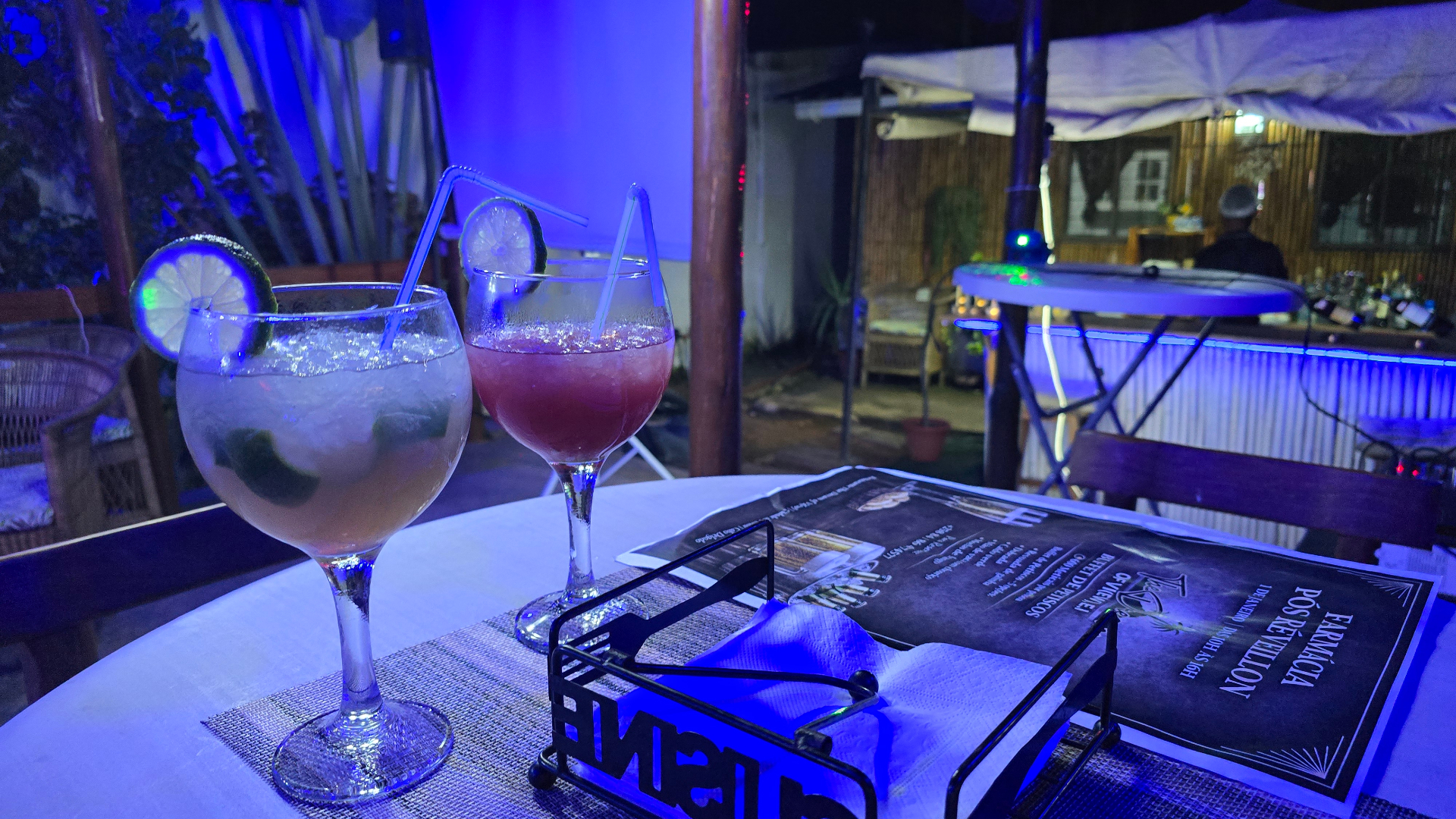 Dois cocktails servidos junto à área de música