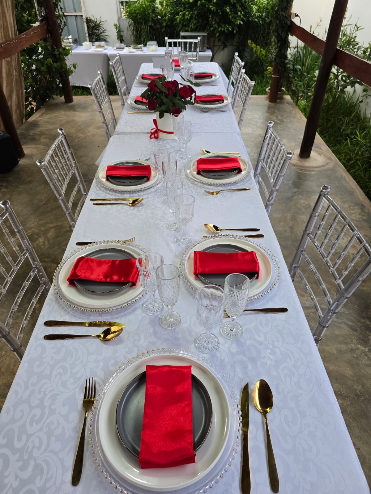 Mesa elegante com guardanapos vermelhos