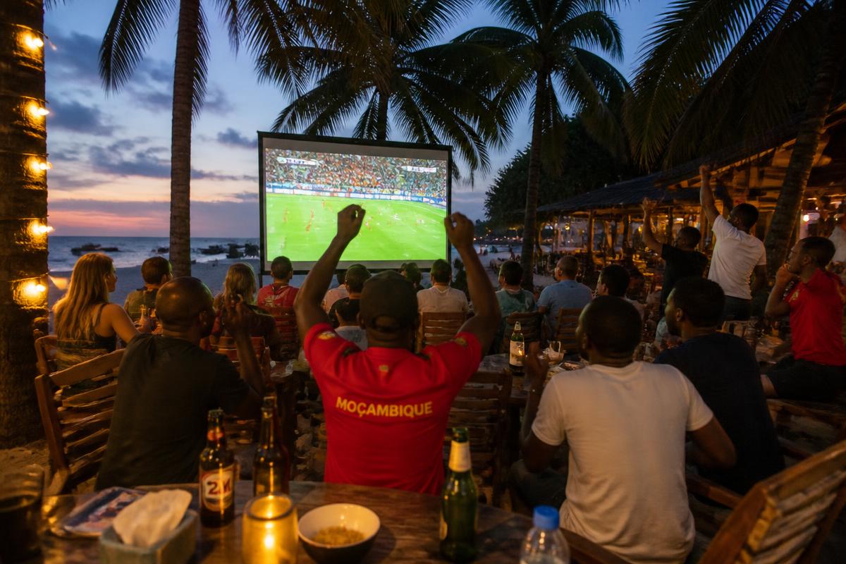 Visualização de futebol em ecrã grande